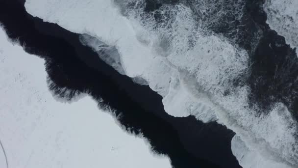 Krásná Drone Záběr Černé Pláže Islandu Ukazuje Vysoké Vlny Moře — Stock video