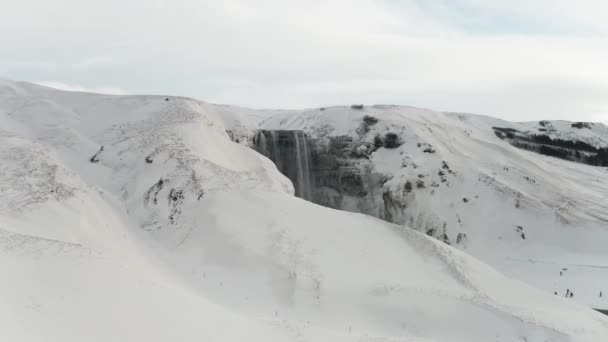 Kış Ortasında Zlanda Güzel Büyük Bir Şelale Etrafını Karla Kaplıyor — Stok video