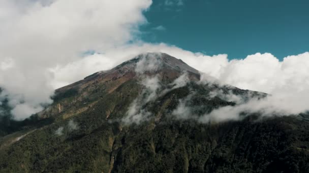 Idyllisk Utsikt Över Tungurahua Vulkan Omgiven Moln Baos Agua Santa — Stockvideo