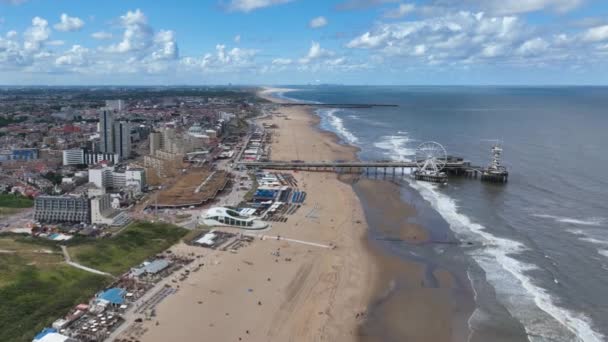 ハーグ市内のScheveningen Beach ハーグ Scheveningen Pier 有名な観覧車の空中写真夏の北海のSkyview Pier North Sea 上からオランダの風景パノラマ — ストック動画