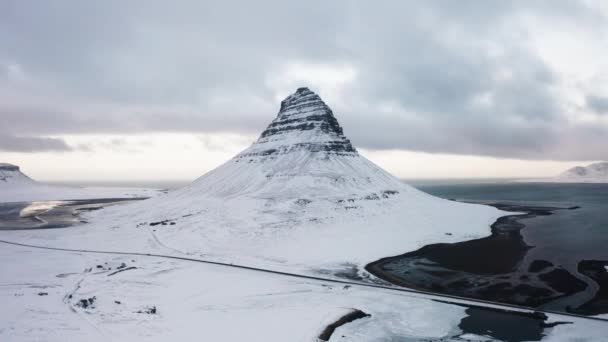 Movendo Redor Montanha Gelada Mostrando Beleza Islândia Inverno Enquanto Nuvens — Vídeo de Stock