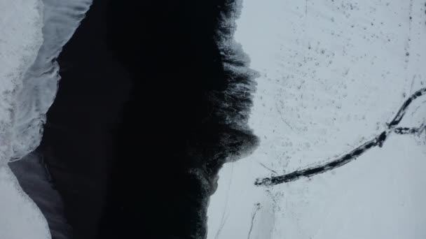 Krásná Drone Záběr Černé Pláže Islandu Ukazuje Vysoké Vlny Moře — Stock video