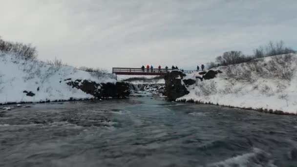 美丽的桥下无人侦察机为河鸣枪 桥上的人和雪覆盖一切 — 图库视频影像