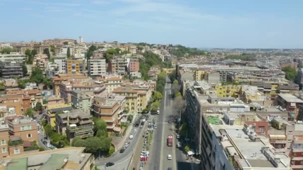 Aerial Tracking Shot Metro Bus Driving Rome Neighborhood Beautiful Summer — Vídeos de Stock