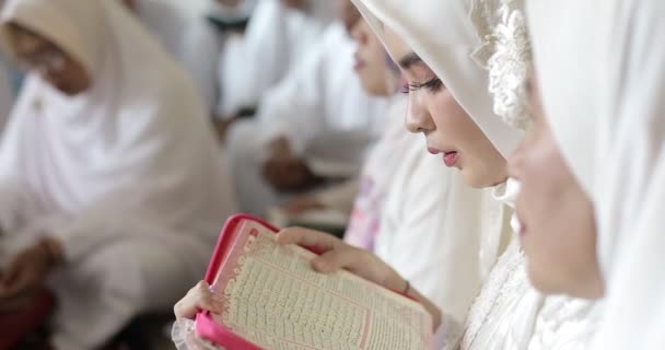 穆斯林妇女穿着白色衣服 头戴头巾 可兰经 侧视图 — 图库视频影像