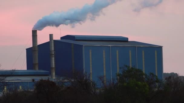 Fabriek Met Kleine Schoorstenen Verspreiden Witte Dampen Lucht Uitzoomen Uitzicht — Stockvideo