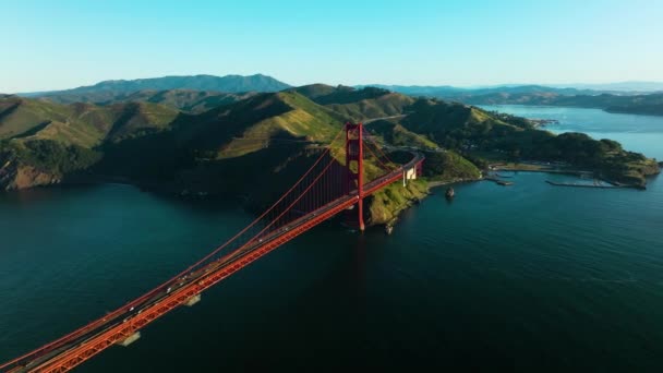 旧金山美丽的山脉和宏伟的金门大桥 空中射击 — 图库视频影像