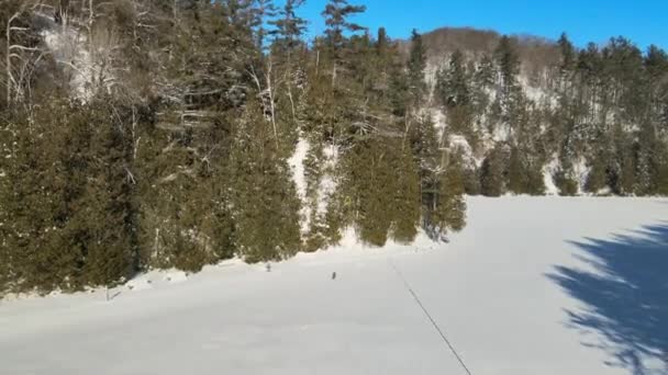 Uma Pessoa Voa Por Uma Ziplina Sobre Lago Congelado Inverno — Vídeo de Stock