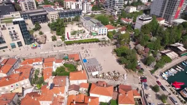 Budva Karadağ Güneşli Yaz Gününde Eski Şehir Modern Binaların Önündeki — Stok video