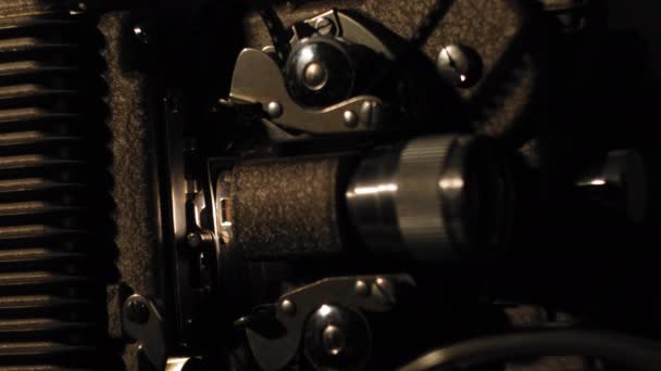 フィルムが4Kで流れるヴィンテージ8Mmプロジェクターのマクロ — ストック動画