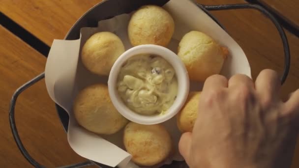 Κοντινό Πλάνο Του Χεριού Αρπάζοντας Chipa Μεζεδάκι Ορεκτικό Τυρί Ψωμί — Αρχείο Βίντεο
