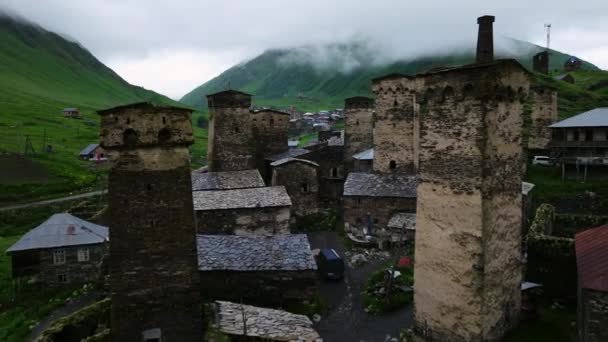 Wehrtürme Auf Den Steinhäusern Dorf Ushguli Bei Regnerischem Wetter Svaneti — Stockvideo