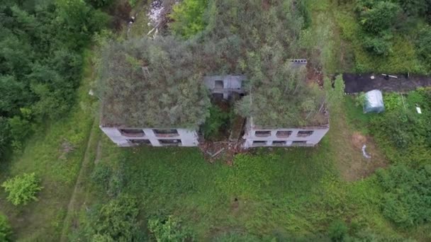 Drone Video Från Taket Ett Övergivet Hus Med Träd Och — Stockvideo