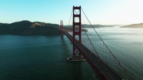カリフォルニア州サンフランシスコの日の出時のゴールデンゲートブリッジの空中ビュー — ストック動画