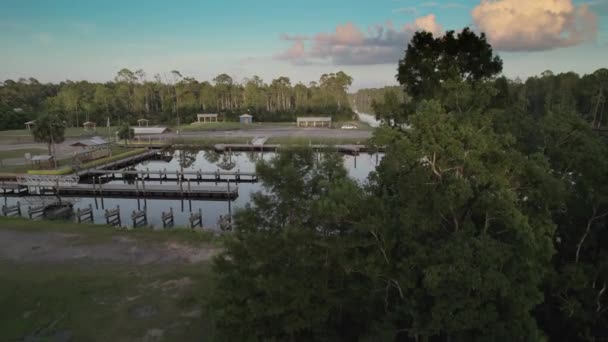 Samolot Odsłaniający Rampę Łodzi White City Florydzie Intracoastal Waterway — Wideo stockowe