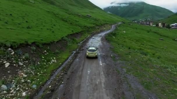 Een Auto Rijden Dirt Road Met Modderige Plassen Door Bergen — Stockvideo