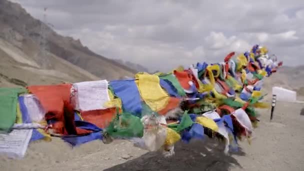 印度拉达克Thikse修道院的一个刮风的日子里飘扬着祈祷旗 — 图库视频影像