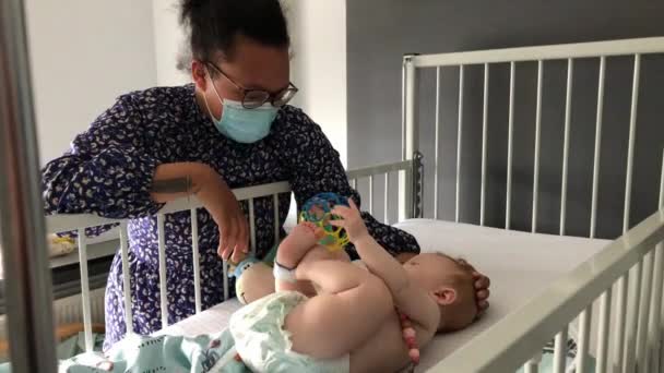 Mãe Estar Preocupado Com Seu Bebê Durante Covid — Vídeo de Stock