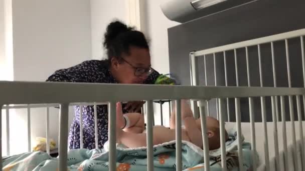 Maman Parle Son Enfant Qui Est Dans Lit Hôpital — Video