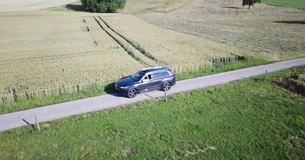 Ein Volvo Fährt Der Nähe Von Feldern Der Schweizer Landschaft — Stockvideo