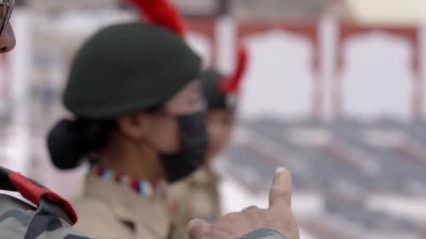 インド ラダック州レーの戦争記念墓地で 女性兵士が右手で額に敬礼するスローモーション 近くで見ろ — ストック動画