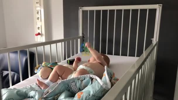 Baby Leka Med Bollen Sjukhussäng — Stockvideo