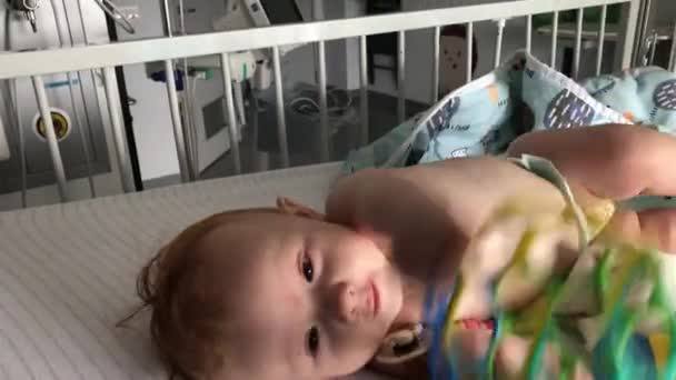 Primo Piano Del Bambino Nel Letto Ospedale — Video Stock