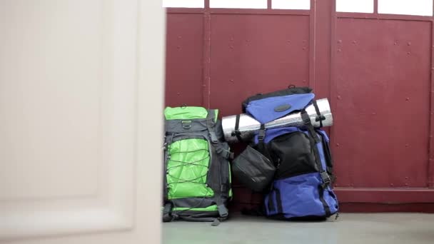Persoon Verzamelen Travel Suitcase Camping Rugzakken Tegen Muur — Stockvideo