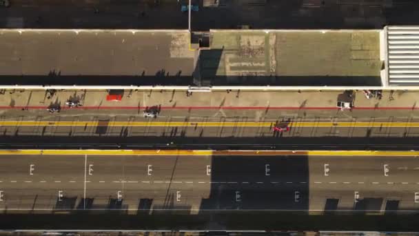 Letecký Záběr Závodních Aut Vjíždějících Zastávky Během Závodu Autodromu Při — Stock video
