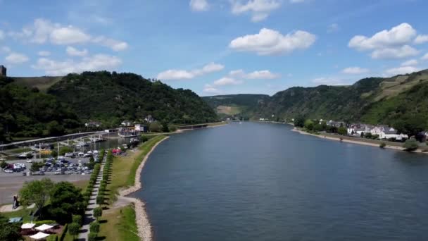 Aereo Drone Volante Colpo Panning Destra Della Valle Del Fiume — Video Stock