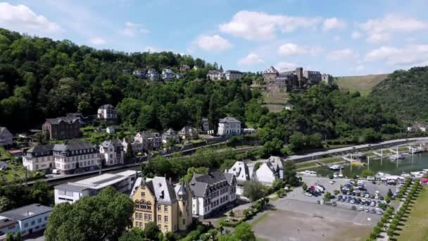 中世の城 古い建物 自然の森林の高山の丘など ライン川渓谷と古い建築物の空中飛行ドローンショット 晴れた日 — ストック動画
