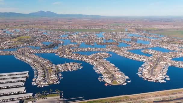 Luchtfoto Van Discovery Bay Met Netwerk Van Kunstmatige Dijk Omgeven — Stockvideo