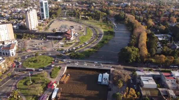 Biltrafik Cirkling Vid Tigre City River Bridge Roundabout Antenn — Stockvideo