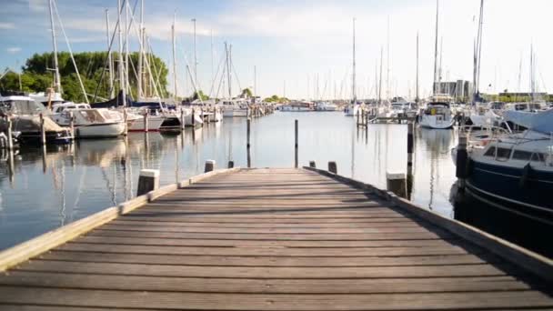 Kleine Houten Pier Die Leidt Naar Wateren Van Een Zeilboothaven — Stockvideo