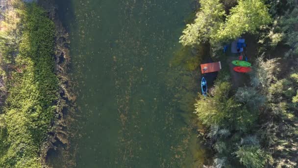 男はカヤックボートを起動し 北カリフォルニアのロシア川でカヤックに行きます 空中トップダウン — ストック動画