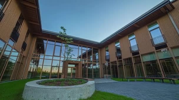 Vista Panorámica Edificio Oficinas Nueva Construcción Con Paredes Vidrio Durante — Vídeos de Stock