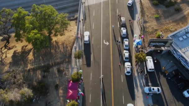 Luchtfoto Van Twee Politieauto Die Auto Volgen Die Hard Rijden — Stockvideo