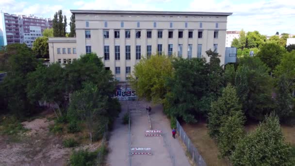 Utanç Yolu 2022 Yazında Berghain Berlin Friedrichshain Kulübünde Insanlar Kapıya — Stok video