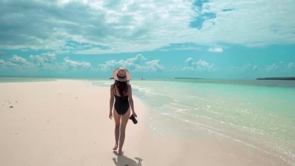 Kobieta Fotograf Chodzi Stroju Kąpielowym Kapeluszem Plaży Morskiej Aparatem Ręku — Wideo stockowe