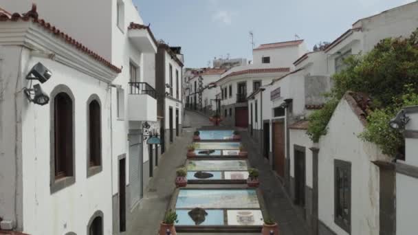 Aerial Pullback Paseo Canarias Tiljade Väggmålningar Street Firgas Gran Canaria — Stockvideo