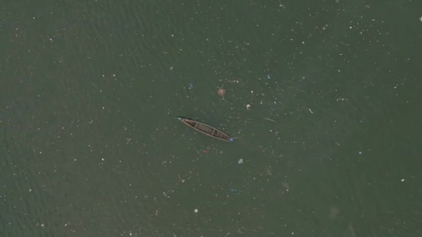 Imágenes Aéreas Siguiendo Una Canoa Moviéndose Través Basura Agua — Vídeos de Stock