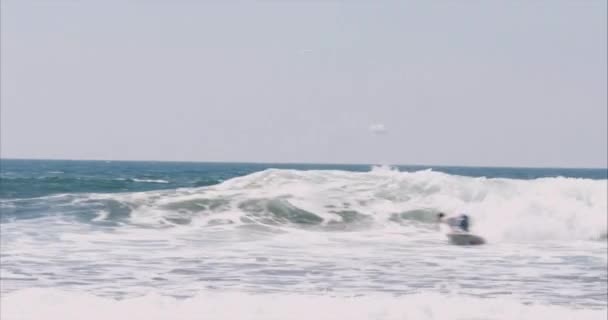 Surfista Golpeando Las Olas Nicaragua — Vídeo de stock