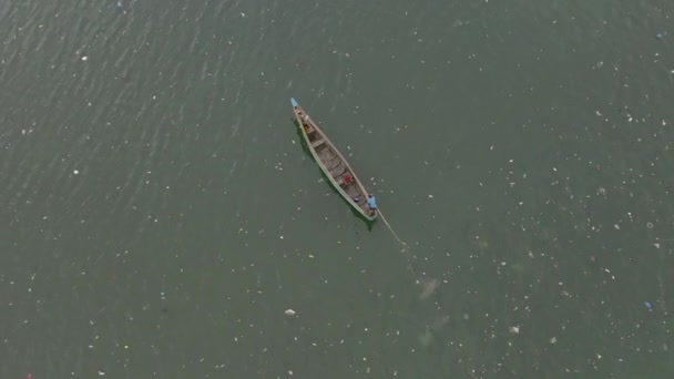Aerial Footage Long Boat Slowly Traveling Water Trash All — Stock Video