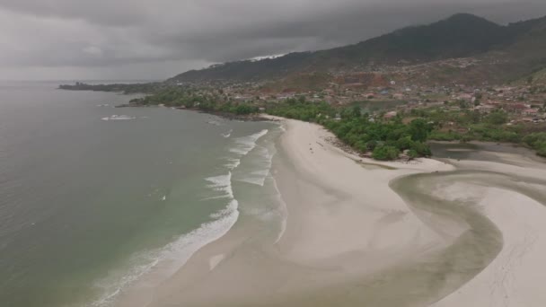 Letecké Záběry Pláže Sierra Leone Bouřkovými Mraky Horami Pozadí — Stock video