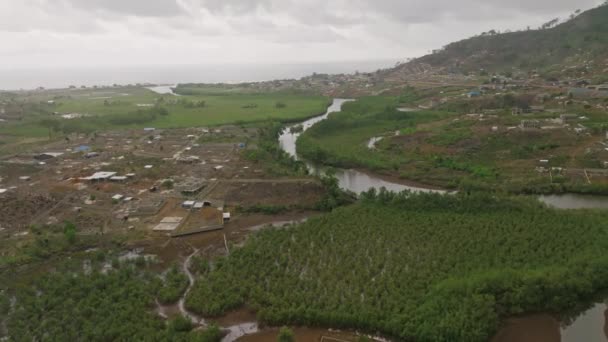 Überführung Von Sumpfland Und Häusern Und Eines Flusses Den Ozean — Stockvideo