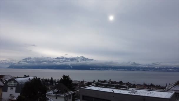Хмарний День Над Озером Генва Взимку Сніжні Французькі Гори Позаду — стокове відео