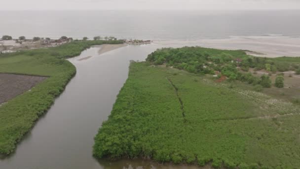 Vuelo Aéreo Río Que Desemboca Océano Por Playa Número Sierra — Vídeos de Stock