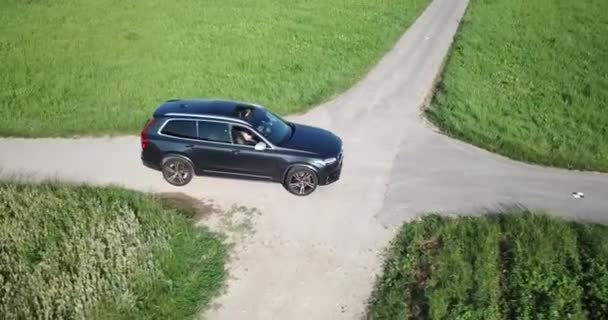 Drohnen Ansicht Eines Volvo Autos Einer Kreuzung Zwischen Zwei Strassen — Stockvideo