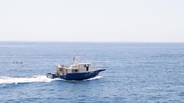 Łódka Rybacka Wypływająca Nad Morze Ryby Piękny Dzień Dubrowniku Chorwacja — Wideo stockowe