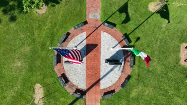 Amerikanska Usa Och Italiens Flagga Upp Och Ner Antennen Erkänner — Stockvideo